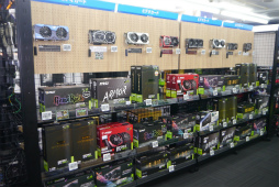 ���������꡼ No.010�Υ���ͥ������ / ������ǥХ����򿨤äƻ������PC��Ź����Ȥ�Ω�Ƥ롣�֥ɥ��ѥ���塦�ʤ��Ź�פ��������ܺ������θ���PC����Ź�ɤؤȥ�˥塼����