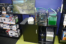 ���������꡼ No.019�Υ���ͥ������ / ������ǥХ����򿨤äƻ������PC��Ź����Ȥ�Ω�Ƥ롣�֥ɥ��ѥ���塦�ʤ��Ź�פ��������ܺ������θ���PC����Ź�ɤؤȥ�˥塼����