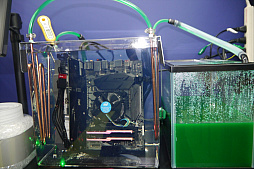 ���������꡼ No.020�Υ���ͥ������ / ������ǥХ����򿨤äƻ������PC��Ź����Ȥ�Ω�Ƥ롣�֥ɥ��ѥ���塦�ʤ��Ź�פ��������ܺ������θ���PC����Ź�ɤؤȥ�˥塼����