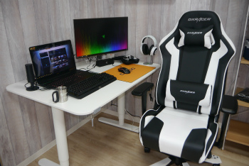 ���������꡼ No.022�Υ���ͥ������ / ������ǥХ����򿨤äƻ������PC��Ź����Ȥ�Ω�Ƥ롣�֥ɥ��ѥ���塦�ʤ��Ź�פ��������ܺ������θ���PC����Ź�ɤؤȥ�˥塼����