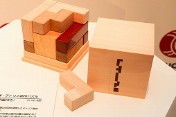 ���������꡼ No.011�Υ���ͥ������ / ���ܹ��ݤȡ֥ƥȥꥹ�פΥ�������ʤ�Ÿ�������䤹�륤�٥�ȡ�Product Japan meets Tetris�פ������档�����Ԥ�줿ȯɽ����ݡ���