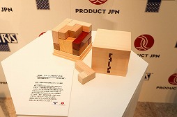 ���������꡼ No.013�Υ���ͥ������ / ���ܹ��ݤȡ֥ƥȥꥹ�פΥ�������ʤ�Ÿ�������䤹�륤�٥�ȡ�Product Japan meets Tetris�פ������档�����Ԥ�줿ȯɽ����ݡ���