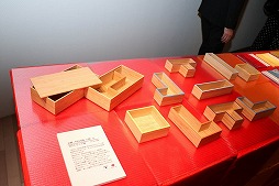 ���������꡼ No.014�Υ���ͥ������ / ���ܹ��ݤȡ֥ƥȥꥹ�פΥ�������ʤ�Ÿ�������䤹�륤�٥�ȡ�Product Japan meets Tetris�פ������档�����Ԥ�줿ȯɽ����ݡ���