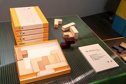 ���������꡼ No.016�Υ���ͥ������ / ���ܹ��ݤȡ֥ƥȥꥹ�פΥ�������ʤ�Ÿ�������䤹�륤�٥�ȡ�Product Japan meets Tetris�פ������档�����Ԥ�줿ȯɽ����ݡ���