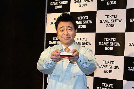 画像ギャラリー No.004のサムネイル画像 / 有野課長が東京ゲームショウ2018のオフィシャルサポーターに就任。その記念イベントで名刺交換してきた