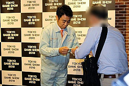 画像ギャラリー No.005のサムネイル画像 / 有野課長が東京ゲームショウ2018のオフィシャルサポーターに就任。その記念イベントで名刺交換してきた