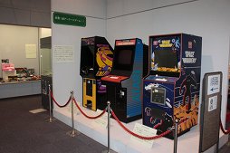 画像ギャラリー No.002のサムネイル画像 / 「CONTINUE〜“ゲーム”90年の歴史〜」を展示中の城陽市歴史民俗資料館で,立命館大学ゲーム研究センター長の上村雅之氏が8月26日に講演