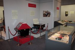 画像ギャラリー No.004のサムネイル画像 / 「CONTINUE〜“ゲーム”90年の歴史〜」を展示中の城陽市歴史民俗資料館で,立命館大学ゲーム研究センター長の上村雅之氏が8月26日に講演