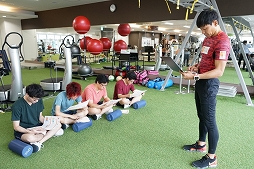 画像ギャラリー No.001のサムネイル画像 / プロゲーミングチーム「AXIZ」のヘッドトレーナーに“ティップネス部長”福池 和仁さんが就任