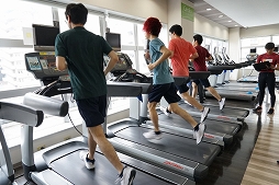 画像ギャラリー No.002のサムネイル画像 / プロゲーミングチーム「AXIZ」のヘッドトレーナーに“ティップネス部長”福池 和仁さんが就任