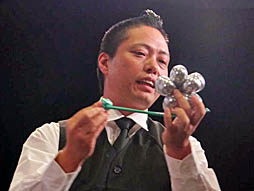 画像ギャラリー No.005のサムネイル画像 / 「ヨシモト∞ドーム」グランドオープンイベントレポート。体力が9割減った状態で試合開始という,プロゲーマー対芸人の超ハンデキャップマッチの結果は?