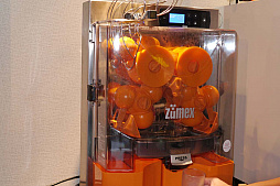 画像ギャラリー No.007のサムネイル画像 / 「ヨシモト∞ドーム」グランドオープンイベントレポート。体力が9割減った状態で試合開始という,プロゲーマー対芸人の超ハンデキャップマッチの結果は?