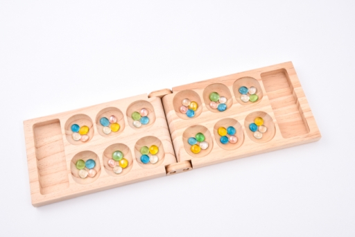 画像ギャラリー No.001のサムネイル画像 / 木製の対戦頭脳ゲーム「マンカラ・カラハ」が幻冬舎から発売中