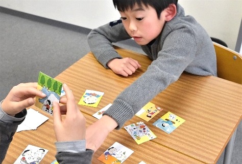 画像ギャラリー No.001のサムネイル画像 / アナログゲームの教育効果に注目。小学生を対象とした「慣用句かるた」決勝大会が1月14日に開催