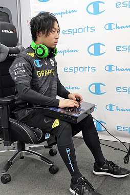 画像ギャラリー No.009のサムネイル画像 / スポーツアパレルブランド「チャンピオン」が“eスポーツウェア”を発表。アケコン用の滑り止めや静電気軽減などの機能を盛り込んで開発