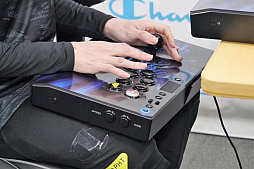 画像ギャラリー No.010のサムネイル画像 / スポーツアパレルブランド「チャンピオン」が“eスポーツウェア”を発表。アケコン用の滑り止めや静電気軽減などの機能を盛り込んで開発