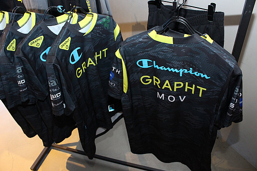スポーツアパレルブランド チャンピオン のeスポーツウェア発表会レポート ケイン コスギさんとteam Graphtのmov選手が 高い機能性について語る スポーツアパレルブランド チャンピオン のeスポーツウェア発表会レポート ケイン コスギさんとteam Graphtのmov選手が 高い機能性について語る