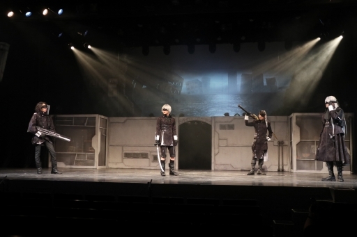 画像ギャラリー No.003のサムネイル画像 / 「NieR:Automata」の前日譚を描く「舞台 ヨルハ Ver1.3a」のゲネプロをレポート。キャストを男性陣で固めた大胆なアレンジに