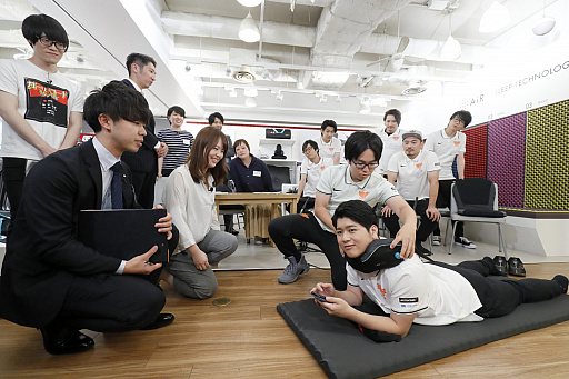 画像ギャラリー No.004のサムネイル画像 / 老舗寝具メーカーがeスポーツ選手をサポート。「西川 Presents YOSHIMOTO Gaming 座談会」レポート