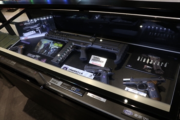 ���������꡼ No.013�Υ���ͥ������ / �֥Х����ϥ����ɡפζ��ݤ�VR���θ������ߥ塼�����ȸ���VR����ƥ�ġ�BIOHAZARD VALIANT RAID�פΤ���Ϫ�ܲ����ͷ����ݡ���