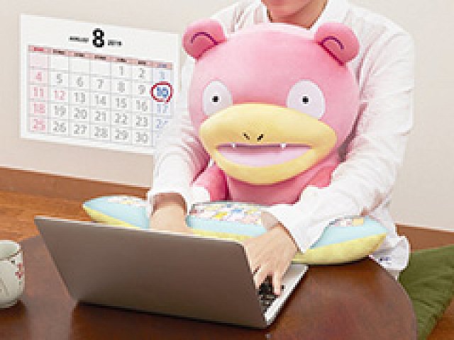 人気ポケモン ヤドン をだっこしてpc作業 ヤドンモチーフなぬいぐるみ型pcクッションの予約受付が8月10日11時にスタート