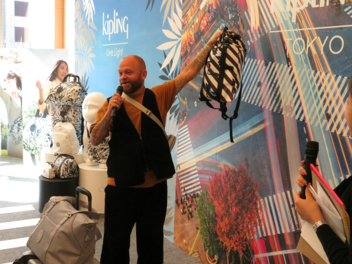 画像ギャラリー No.012のサムネイル画像 / 1980年代に生まれたキプリングとパックマンのコラボバッグが初披露。新製品発表会「キプリングエアーFlight No.SS20」レポート