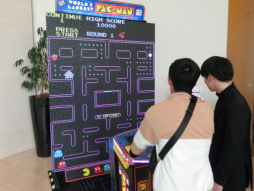 画像ギャラリー No.014のサムネイル画像 / 1980年代に生まれたキプリングとパックマンのコラボバッグが初披露。新製品発表会「キプリングエアーFlight No.SS20」レポート