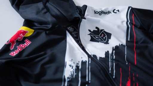 ���������꡼ No.004�Υ���ͥ������ / e���ݡ��ĥ������G2 Esports�פΥ��ѥ�륰�å�������饤�󥹥ȥ���FUTAROKU�פ�3��25����ȯ��