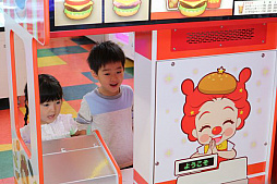 画像ギャラリー No.008のサムネイル画像 / タイトーがキッズ向けゲーム「わくわく♪ハンバーガー」を3月中旬より全国のAM施設で稼働