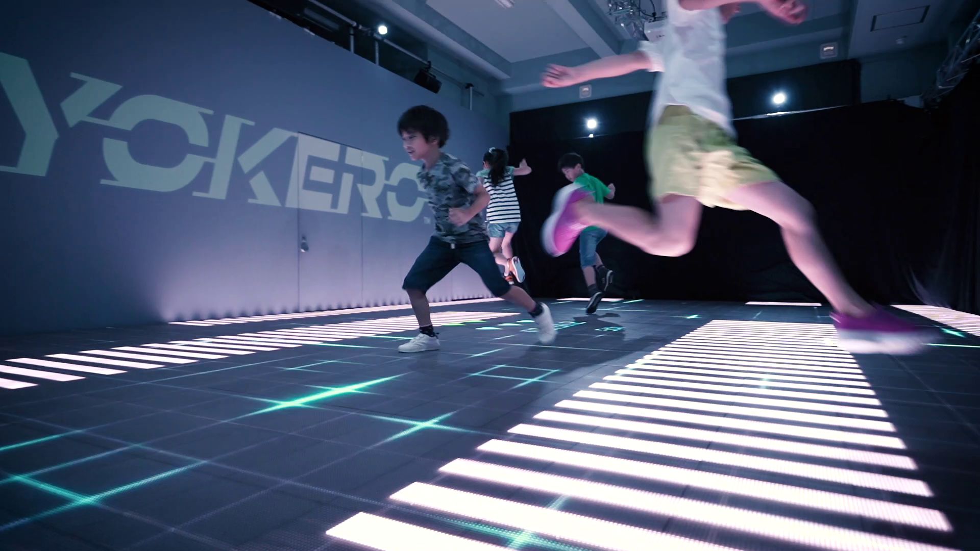 スクウェア・エニックスの体験型アトラクション「YOKERO」と「バハムートディスコ feat. SPACE INVADERS」が,福岡BOSS E・ZO FUKUOKAでサービスインスクウェア・エニックスの体験型アトラクション「YOKERO」と「バハムートディスコ feat. SPACE INVADERS」が,福岡BOSS E・ZO FUKUOKAでサービスイン