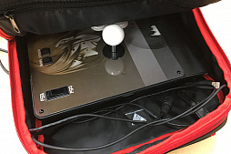 画像集#017のサムネイル/アーケード筐体風バッグ「Arcade Cabinet Backpack」をレビュー。コンパネが付いた異様なバッグ，その実力やいかに