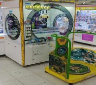 画像ギャラリー No.001のサムネイル画像 / 体重移動でクレーンを操作する「コロナ太り対策キャッチャー」がエブリデイ行田店に登場