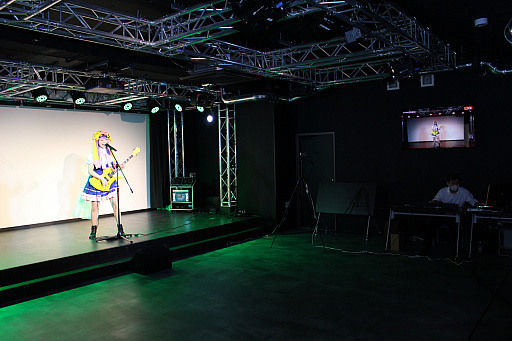 画像ギャラリー No.012のサムネイル画像 / ゲームクリエイターが手がけたカラオケ+リズムゲーム「ゲームカラオケ」をチェック。“カラオケまねきねこ 渋谷本店”内覧会レポート