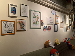 画像ギャラリー No.003のサムネイル画像 / あの会員制飲食店“84”が初の一般公開。エディットモードが店内でゲームアパレルやグッズの展示・販売イベントを実施