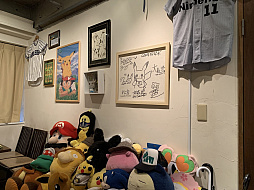 画像ギャラリー No.004のサムネイル画像 / あの会員制飲食店“84”が初の一般公開。エディットモードが店内でゲームアパレルやグッズの展示・販売イベントを実施