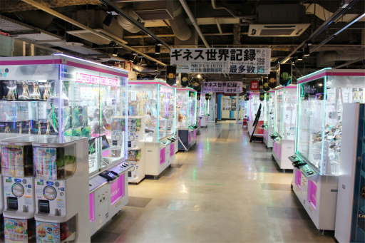 画像ギャラリー No.003のサムネイル画像 / セガ新宿歌舞伎町が“クレーンゲーム機の最多設置数”のギネス記録に認定。「UFOキャッチャー」などの設置数は477台!
