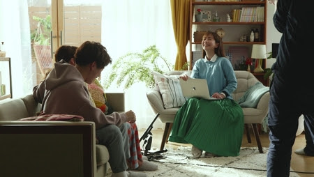 ���������꡼ No.003�Υ���ͥ������ / ����ߤʼ¤��󤬽б餹���OCN�פο�CM���������ϡ�e���ݡ��ĥץ쥤�䡼�Ӥۤ���4��