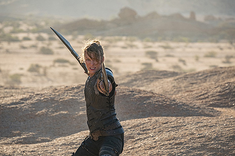 画像ギャラリー No.002のサムネイル画像 / 実写映画「モンスターハンター」,ミラ・ジョヴォヴィッチが双剣で“鬼人化”も見せる,トニー・ジャーとの剣術トレーニングシーンが解禁