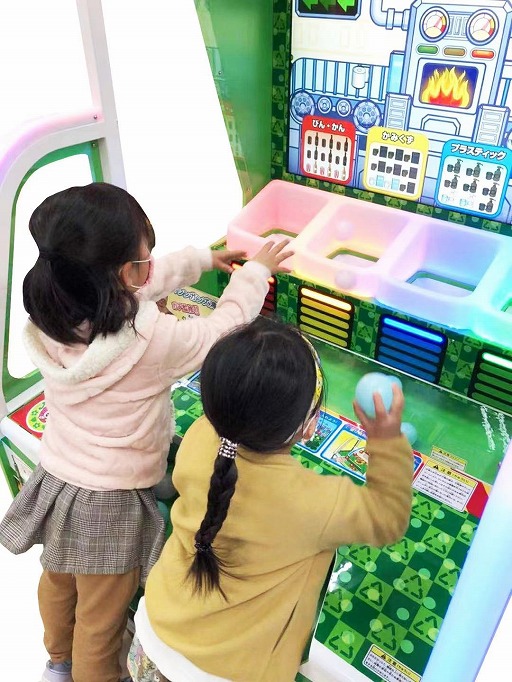 画像ギャラリー No.002のサムネイル画像 / キッズ向けアーケードゲーム「ぐるぐるリサイクルん」が登場。ごみ分別でリサイクル問題を楽しく学ぶ