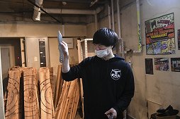 画像ギャラリー No.012のサムネイル画像 / 投擲武器,リアルで投げてみたくない? 斧やナイフ,チャクラムを投げられるお店で戦闘スキルを上げてきた