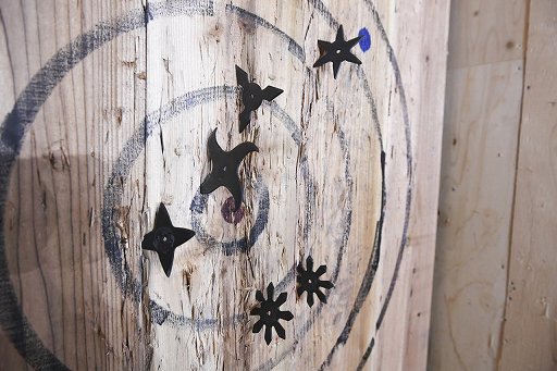 画像ギャラリー No.015のサムネイル画像 / 投擲武器,リアルで投げてみたくない? 斧やナイフ,チャクラムを投げられるお店で戦闘スキルを上げてきた