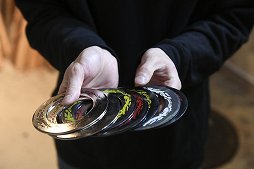 画像ギャラリー No.017のサムネイル画像 / 投擲武器,リアルで投げてみたくない? 斧やナイフ,チャクラムを投げられるお店で戦闘スキルを上げてきた