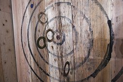 画像ギャラリー No.018のサムネイル画像 / 投擲武器,リアルで投げてみたくない? 斧やナイフ,チャクラムを投げられるお店で戦闘スキルを上げてきた