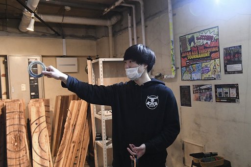 画像ギャラリー No.019のサムネイル画像 / 投擲武器,リアルで投げてみたくない? 斧やナイフ,チャクラムを投げられるお店で戦闘スキルを上げてきた