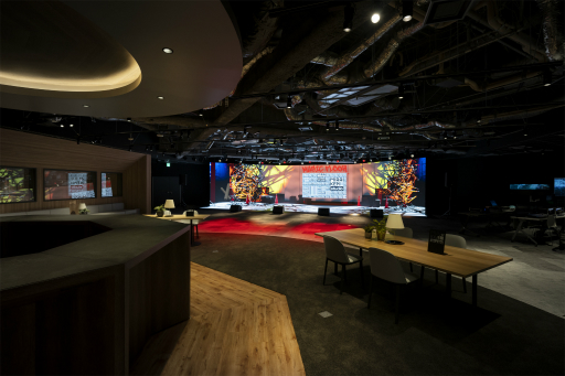 画像ギャラリー No.001のサムネイル画像 / 現実と仮想現実が融合する「MIRAIKEN studio」オープニングセレモニーレポート。金澤朋子さんと「アイドルマスター」の天海春香が共演