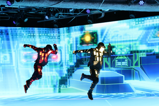 画像ギャラリー No.002のサムネイル画像 / 現実と仮想現実が融合する「MIRAIKEN studio」オープニングセレモニーレポート。金澤朋子さんと「アイドルマスター」の天海春香が共演