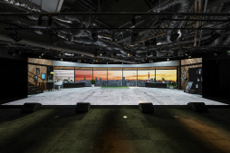 画像ギャラリー No.009のサムネイル画像 / 現実と仮想現実が融合する「MIRAIKEN studio」オープニングセレモニーレポート。金澤朋子さんと「アイドルマスター」の天海春香が共演