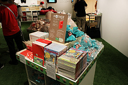 画像ギャラリー No.008のサムネイル画像 / MOTHER2の街角を再現したスペースでグッズが購入できる,「MOTHERのひろば」が渋谷PARCO8階で本日オープン。内覧会には糸井重里氏も来場