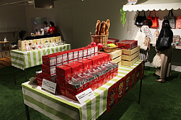 画像ギャラリー No.009のサムネイル画像 / MOTHER2の街角を再現したスペースでグッズが購入できる,「MOTHERのひろば」が渋谷PARCO8階で本日オープン。内覧会には糸井重里氏も来場