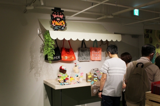 画像ギャラリー No.016のサムネイル画像 / MOTHER2の街角を再現したスペースでグッズが購入できる,「MOTHERのひろば」が渋谷PARCO8階で本日オープン。内覧会には糸井重里氏も来場